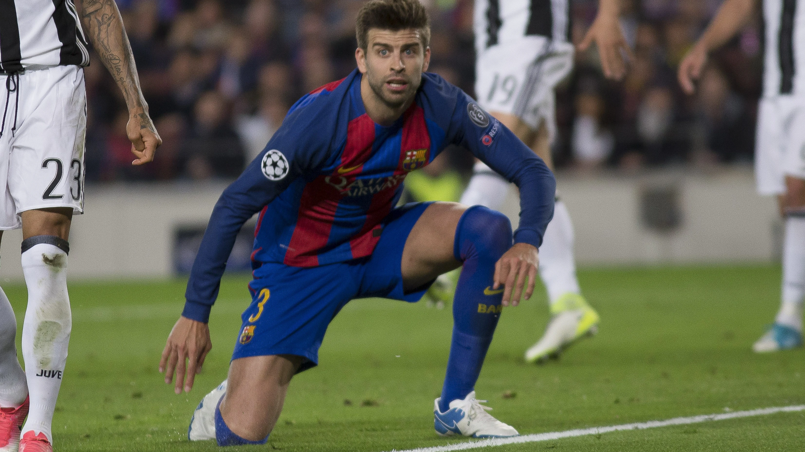 Gerard Piqué espera el centro en el partido del Camp Nou