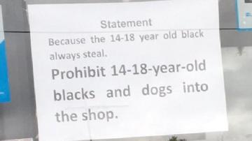 Imagen del cartel racista colocado en el supermercado