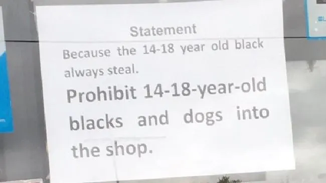 Imagen del cartel racista colocado en el supermercado Imagen del cartel racista colocado en el supermercado