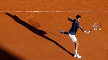 Djokovic ejecuta una volea en su partido contra Carreño