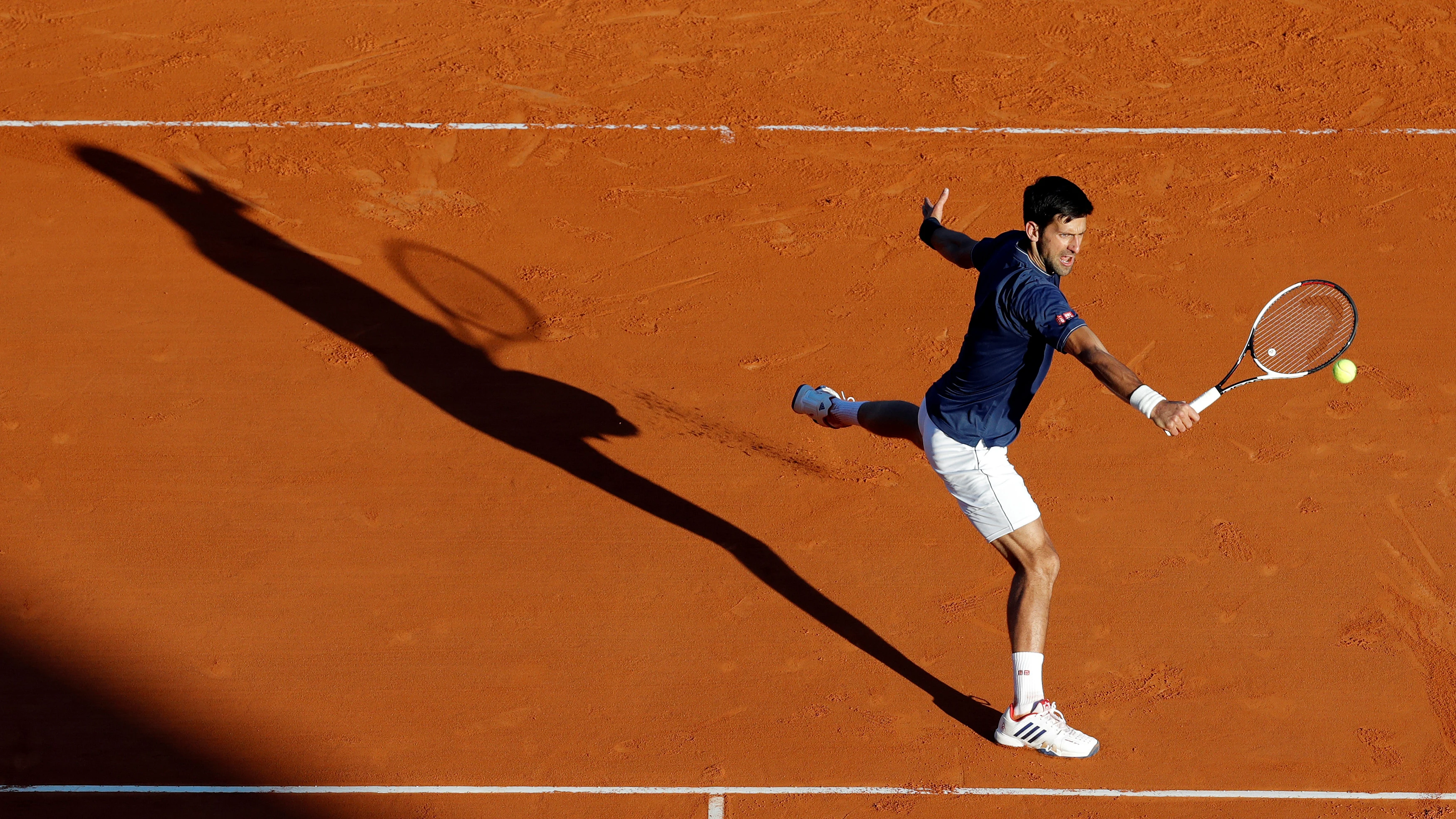 Djokovic ejecuta una volea en su partido contra Carreño