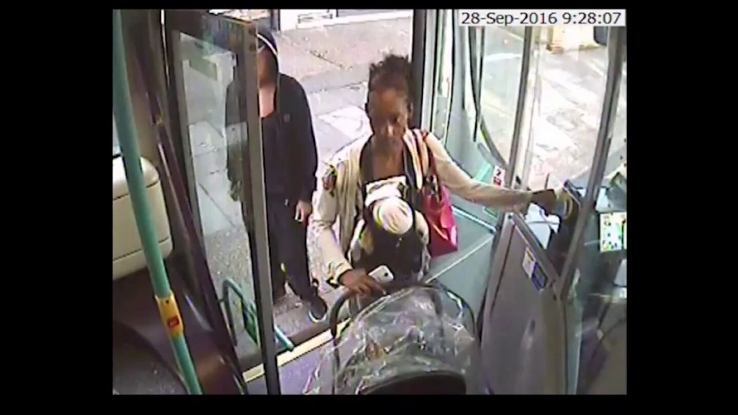 Frame 63.696934 de: Impactantes im&aacute;genes de una mujer que sube con su bebe muerto en un autob&uacute;s ante la desconcertante mirada de los pasajeros