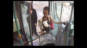 Frame 63.696934 de: Impactantes imágenes de una mujer que sube con su bebe muerto en un autobús ante la desconcertante mirada de los pasajeros