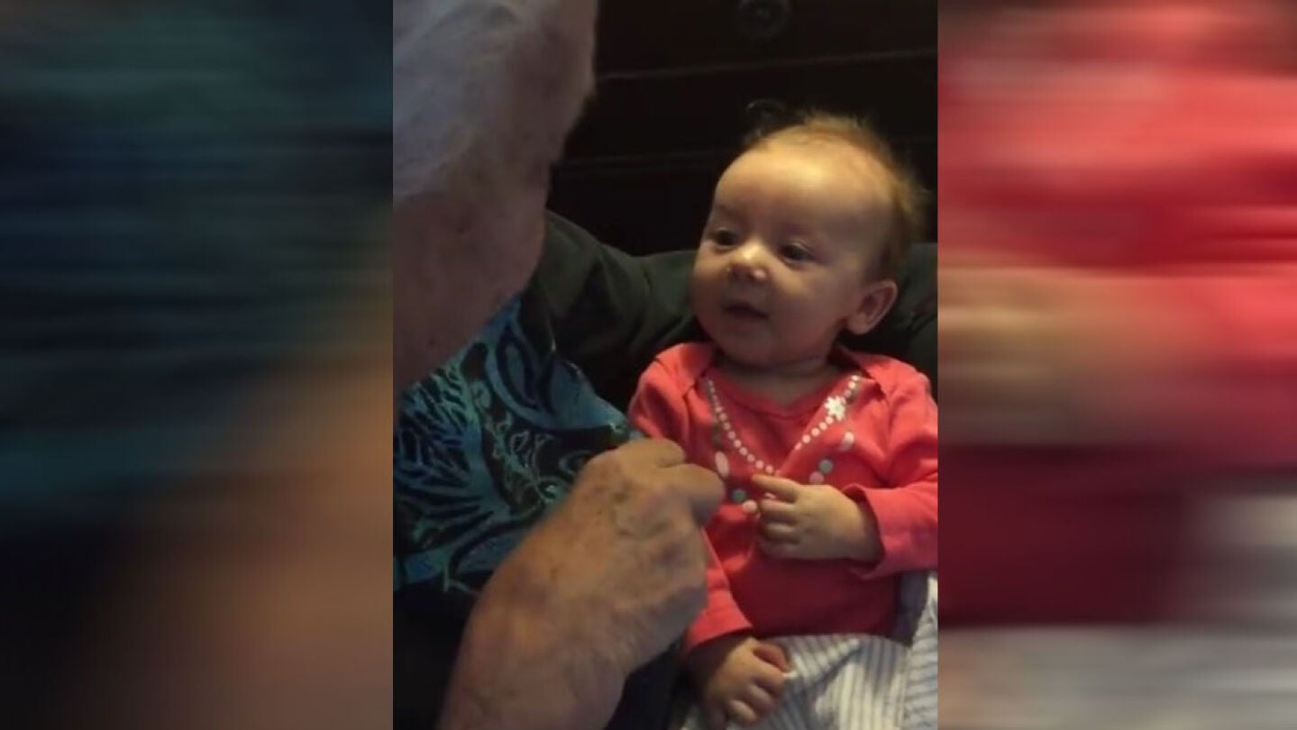 Abuela ense&ntilde;ando lengua de signos a su nieta