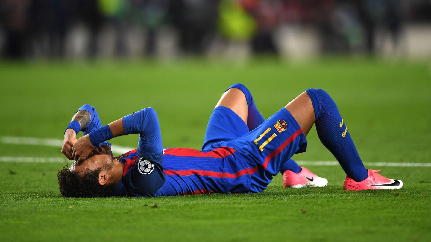 Neymar, derrumbado en el c&eacute;sped del Camp Nou tras el partido