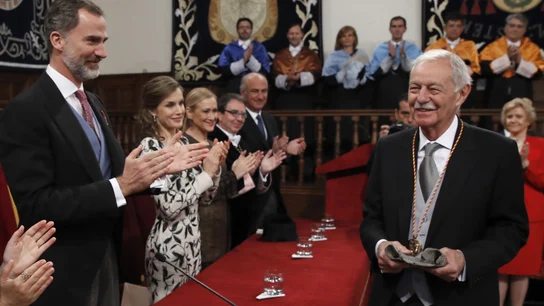 Eduardo Mendoza recibe el Premio Cervantes Eduardo Mendoza recibe el Premio Cervantes