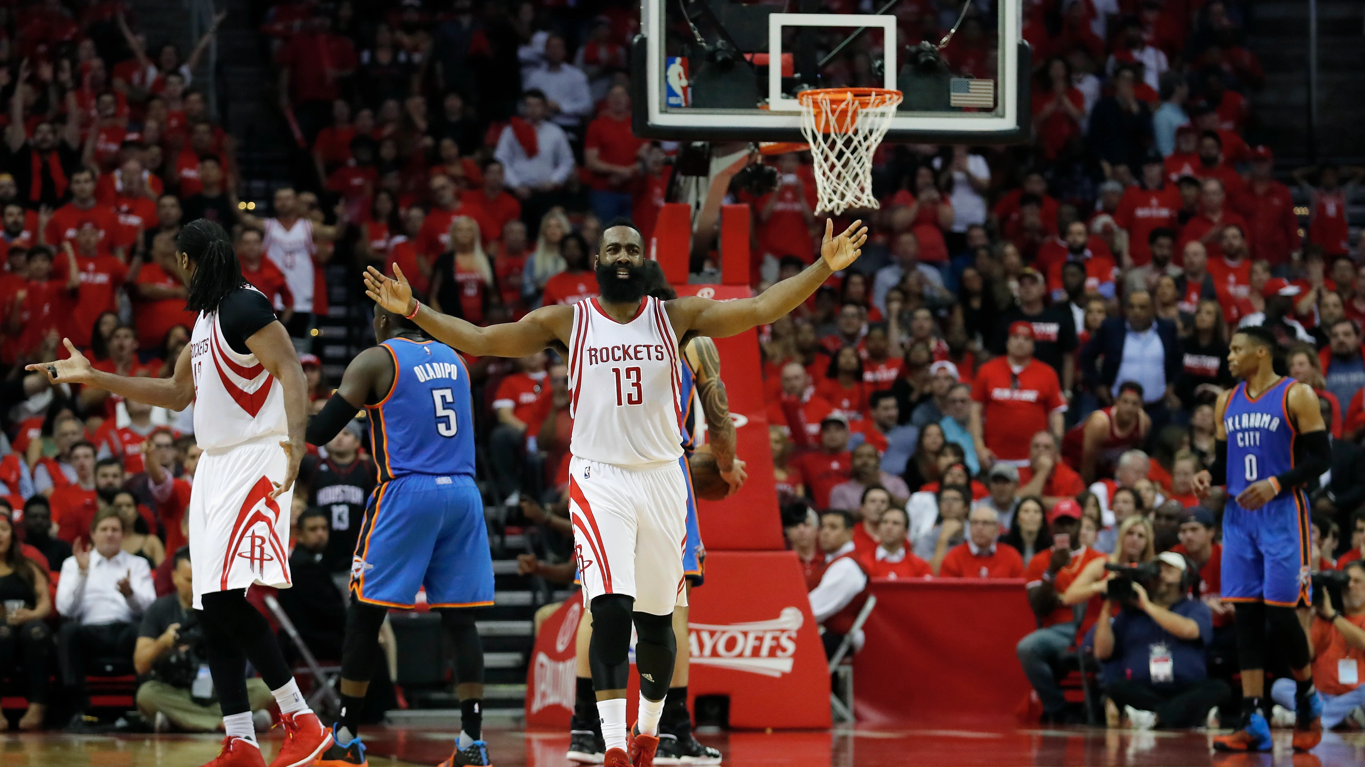 James Harden celebra una canasta frente a los Thunder