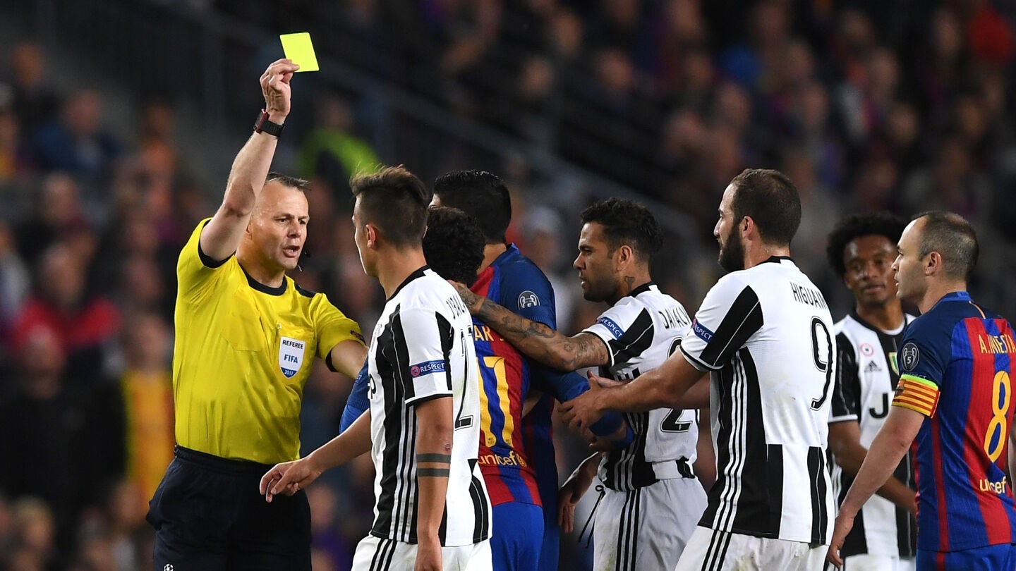 Kuipers muestra la tarjeta amarilla en el Bar&ccedil;a-Juventus