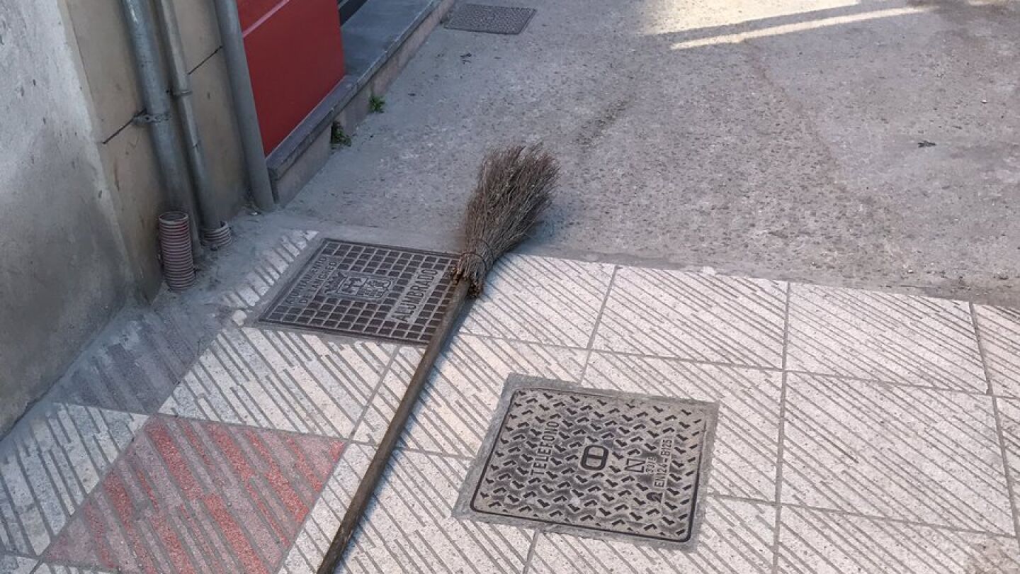 La escoba que, seg&uacute;n el vecino, pertenece a Harry Potter