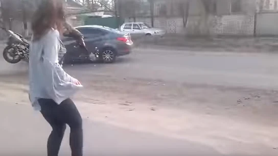 Brutal choque entre un coche y una moto Brutal choque entre un coche y una moto