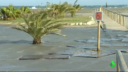 Frame 17.699556 de: Chiringuitos aislados y el paseo marítimo inundado debido al fuerte oleaje en las playas del litoral de Granada Frame 17.699556 de: Chiringuitos aislados y el paseo marítimo inundado debido al fuerte oleaje en las playas del litoral de Granada
