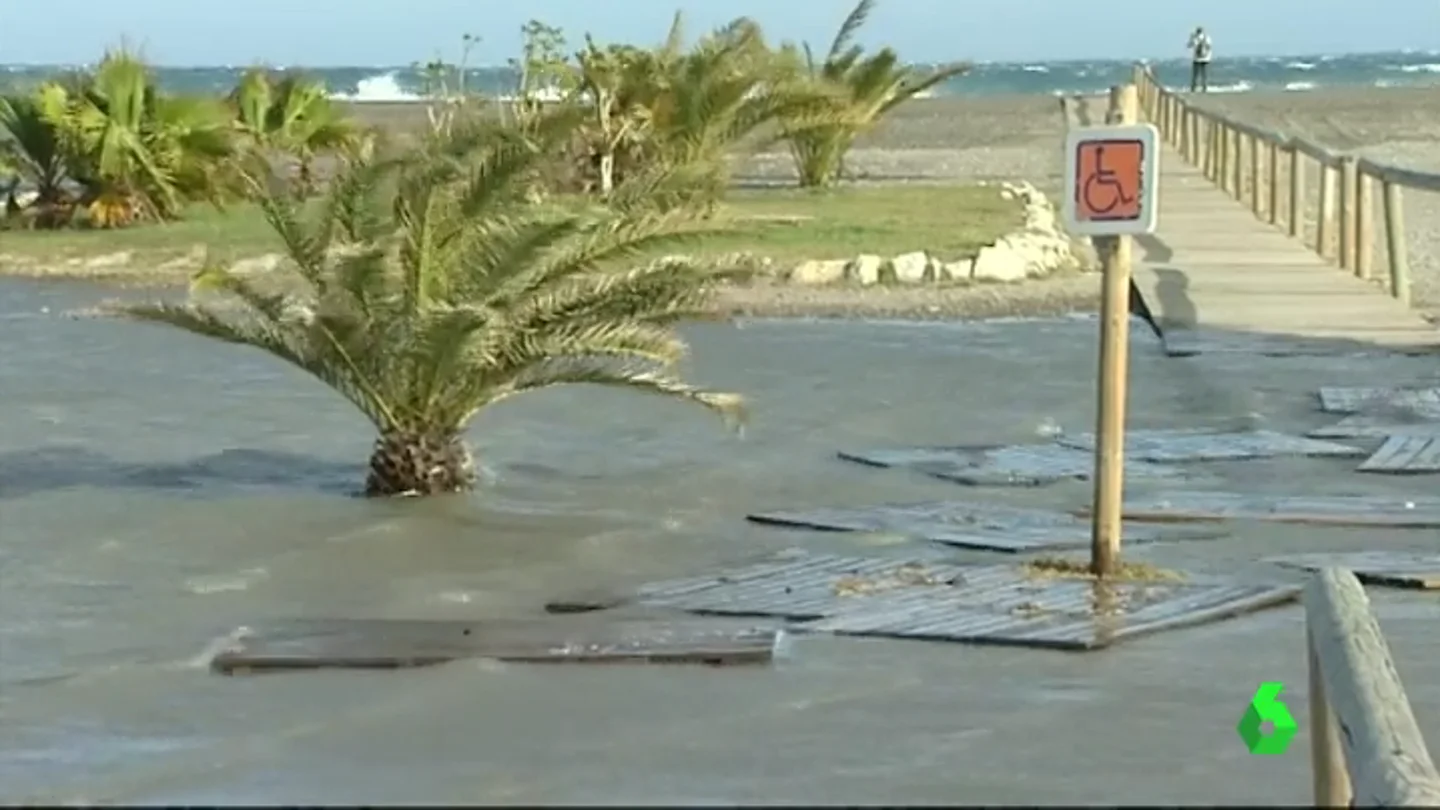 Frame 17.699556 de: Chiringuitos aislados y el paseo marítimo inundado debido al fuerte oleaje en las playas del litoral de Granada Frame 17.699556 de: Chiringuitos aislados y el paseo marítimo inundado debido al fuerte oleaje en las playas del litoral de Granada