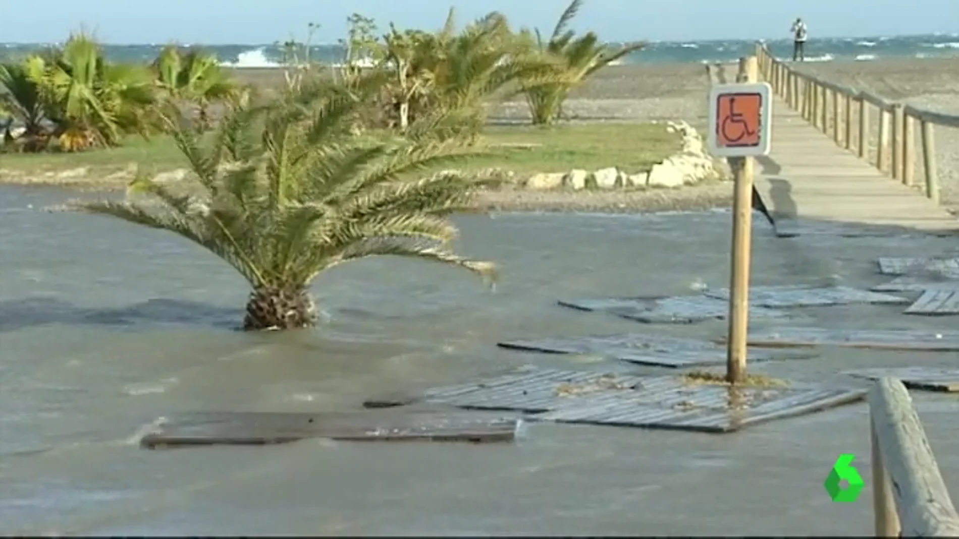 Frame 17.699556 de: Chiringuitos aislados y el paseo marítimo inundado debido al fuerte oleaje en las playas del litoral de Granada