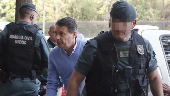 Ignacio González con agentes de la UCO Ignacio González con agentes de la UCO
