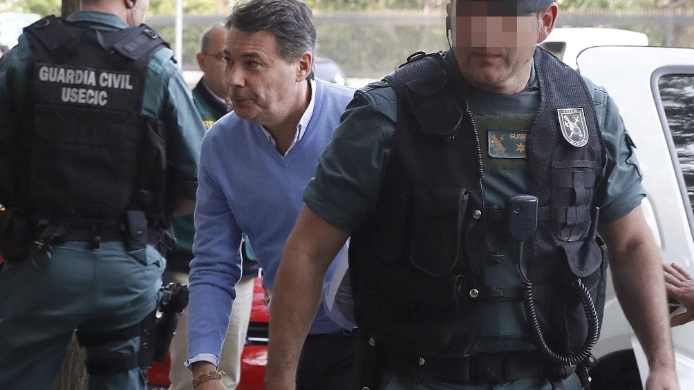 Ignacio González con agentes de la UCO