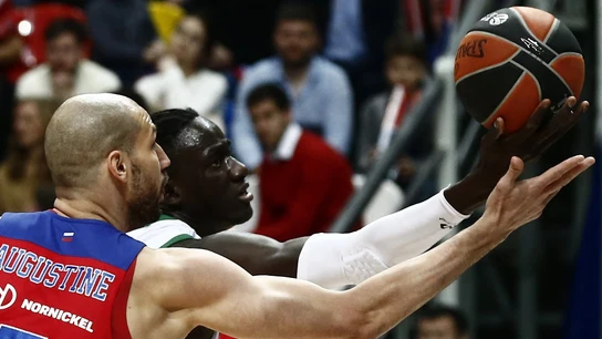 Diop intenta retener el balón ante la presión de Augustine Diop intenta retener el balón ante la presión de Augustine
