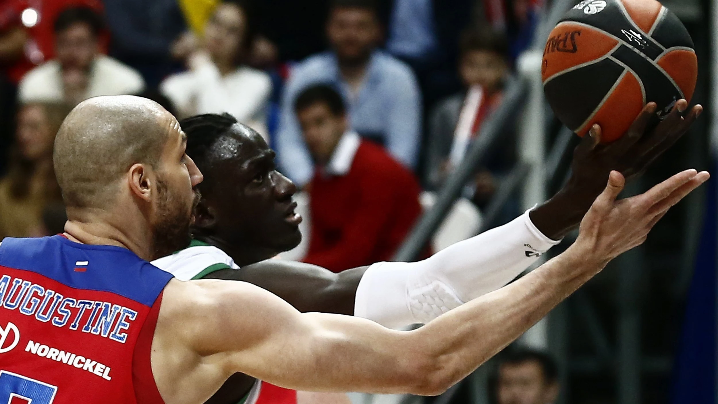 Diop intenta retener el balón ante la presión de Augustine