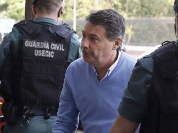 Ignacio González con agentes de la UCO Ignacio González con agentes de la UCO