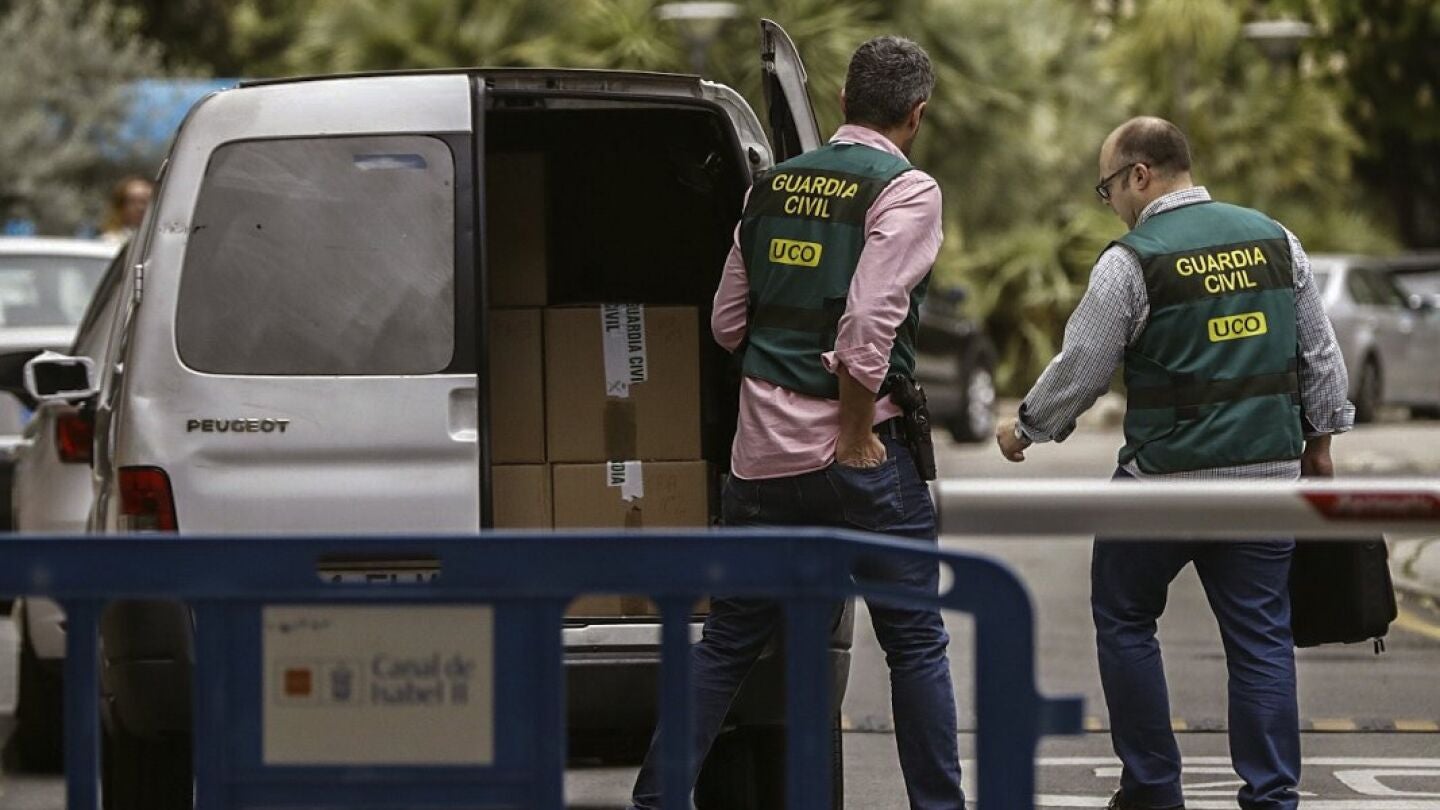 Agentes de UCO trabajando en la Operaci&oacute;n Lezo