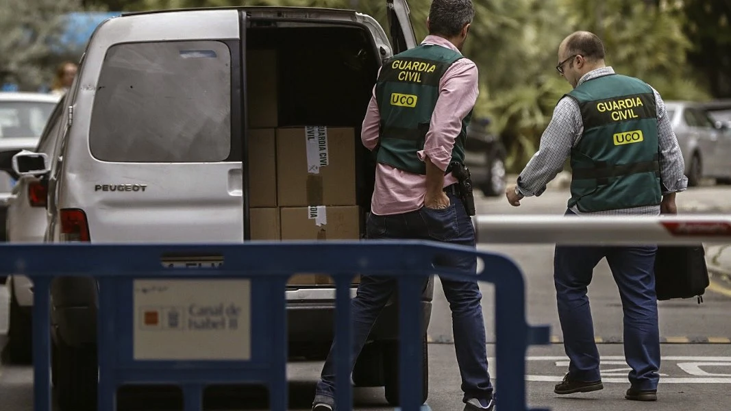 Agentes de UCO trabajando en la Operación Lezo