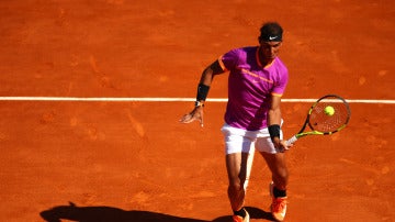 Rafa Nadal hace una volea durante su partido contra Zverev