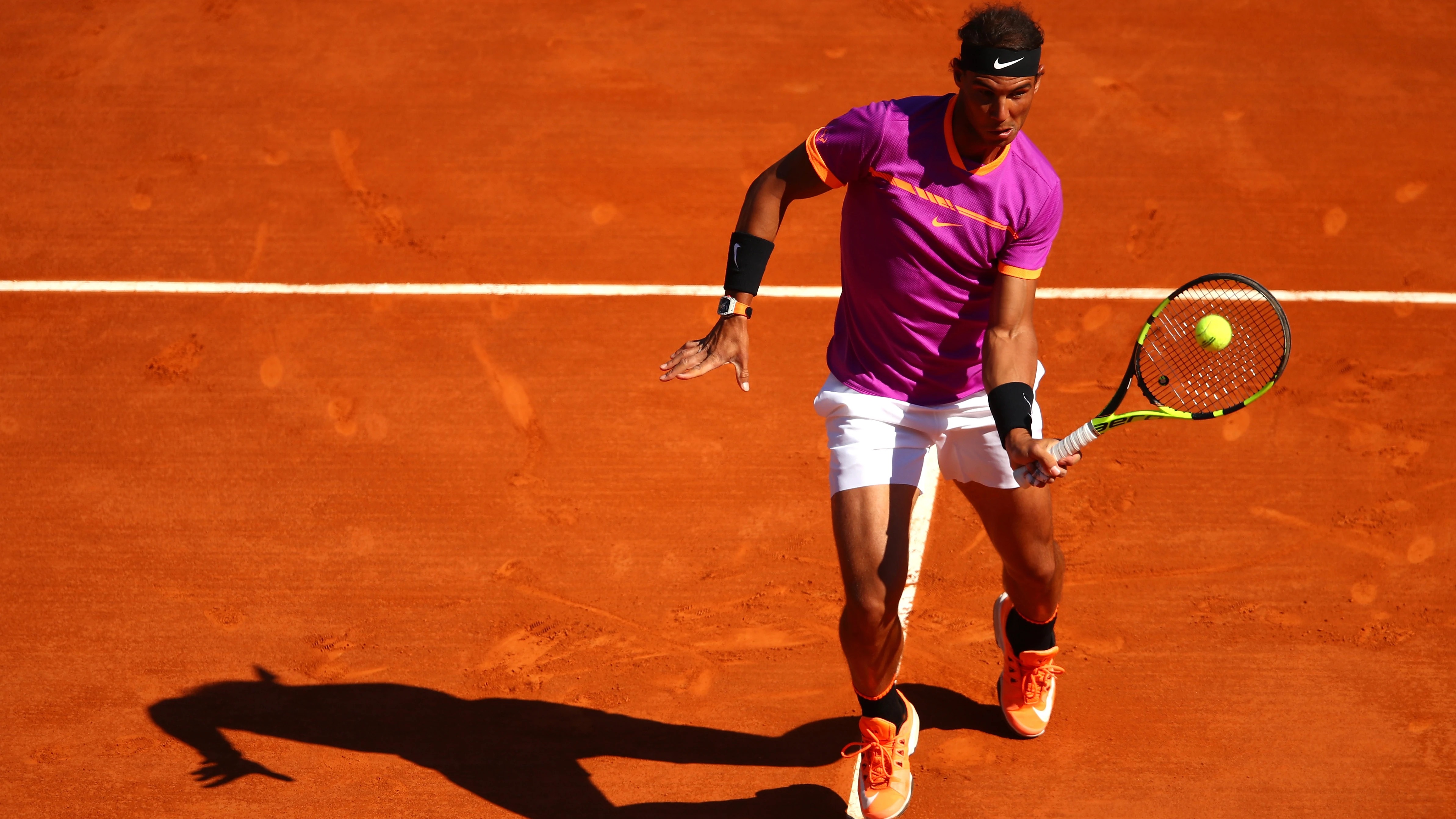 Rafa Nadal hace una volea durante su partido contra Zverev