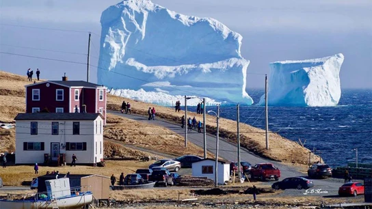 Una pequeña ciudad de Canadá recibe la visita de un gigantesco iceberg Hielo Gigante