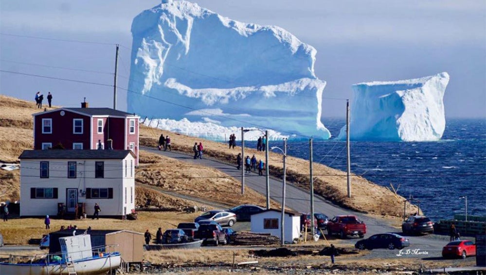 Una pequeña ciudad de Canadá recibe la visita de un gigantesco iceberg 
