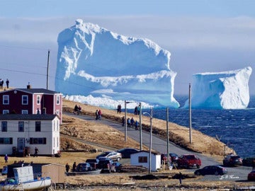 Una pequeña ciudad de Canadá recibe la visita de un gigantesco iceberg Una pequeña ciudad de Canadá recibe la visita de un gigantesco iceberg