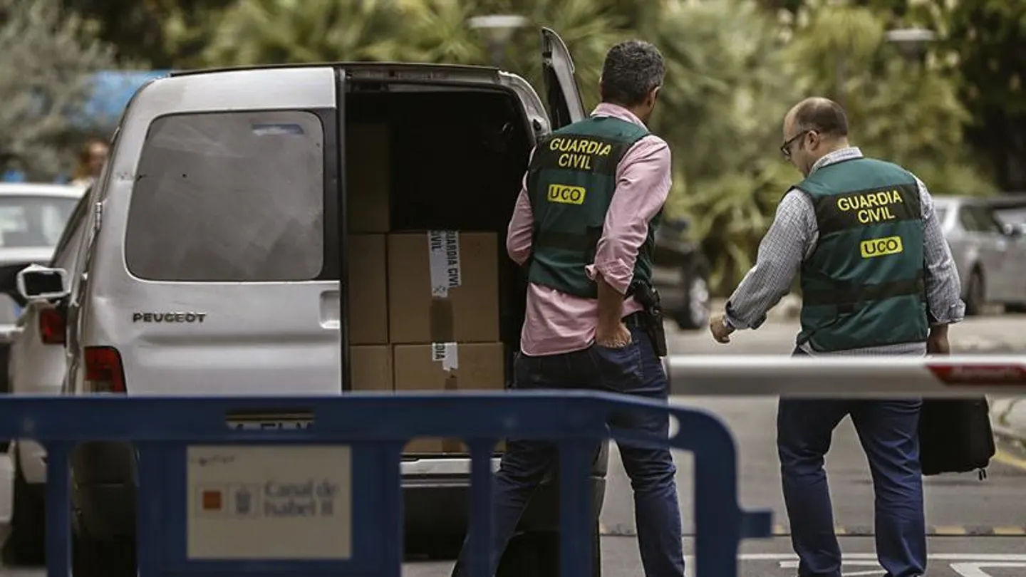 Agentes de la UCO realizan un registro Agentes de la UCO realizan un registro