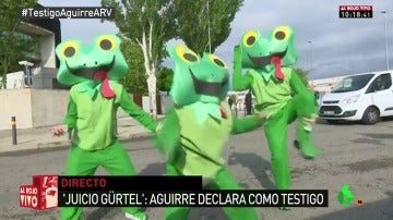 Varias ranas reciben a Esperanza Aguirre