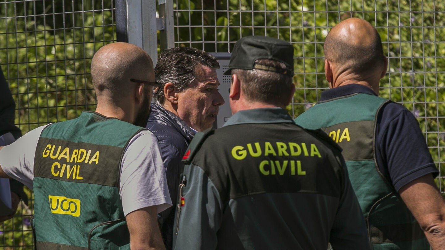 Ignacio Gonz&aacute;lez junto a varios agentes de la UCO
