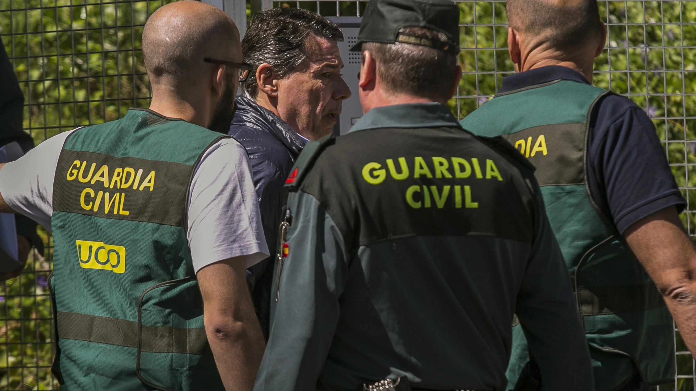 Ignacio González junto a varios agentes de la UCO