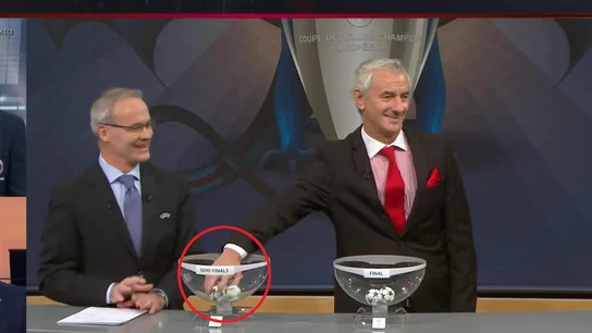 Ian Rush saca la bola del Atlético Ian Rush saca la bola del Atlético