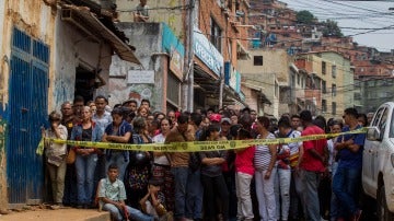 Exterior de la panadería saqueada en Caracas 