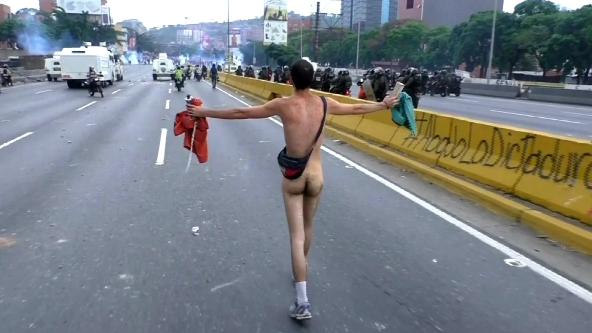 Hombre desnudo en Venezuela protestando