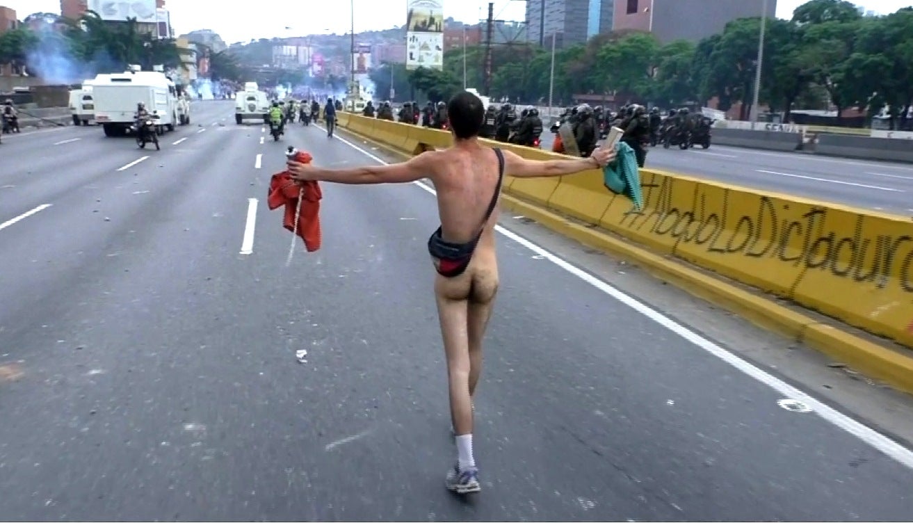 Un hombre desnudo, imagen de las protestas en Venezuela contra el gobierno  de Nicolás Maduro