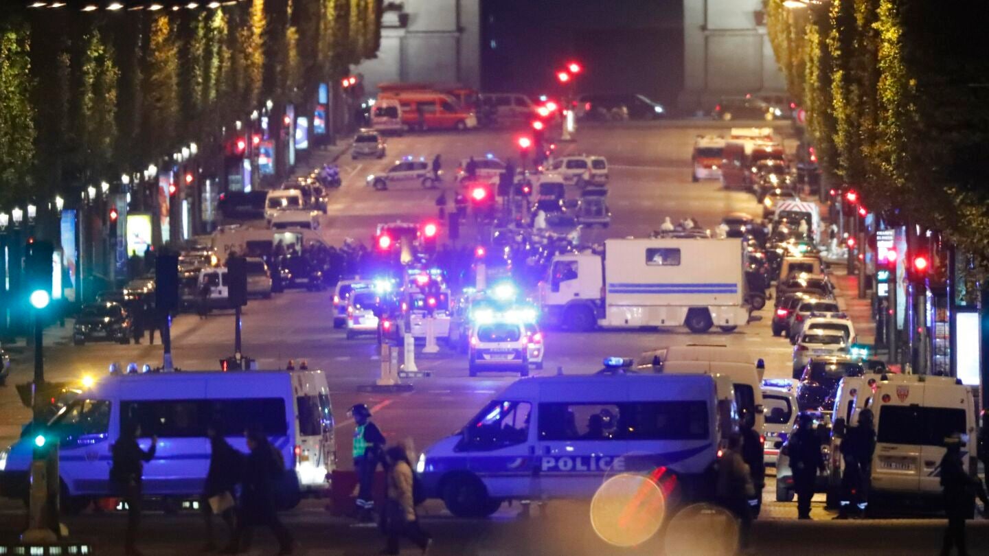 Oficiales de la Polic&iacute;a francesa custodian la zona despu&eacute;s de que se registrara un tiroteo en Paris