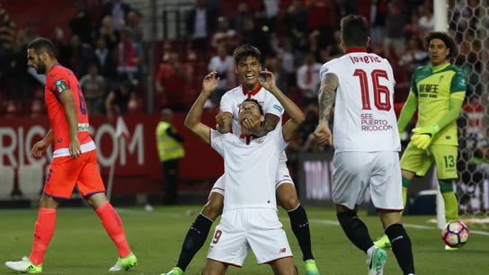 Ganso celebra junto a sus compañeros del Sevilla uno de sus goles ante el Granada Ganso celebra junto a sus compañeros del Sevilla uno de sus goles ante el Granada