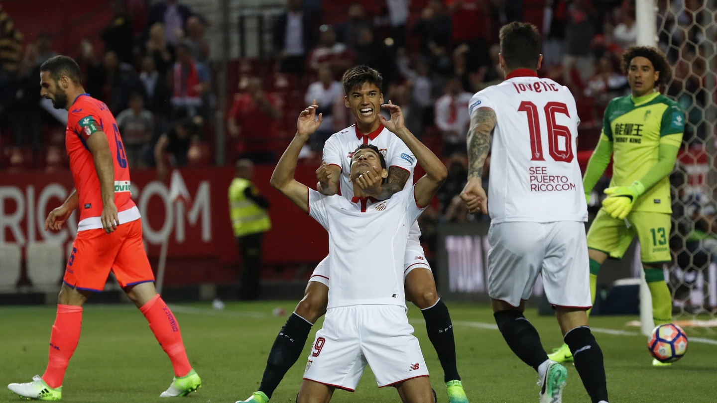 Ganso celebra junto a sus compañeros del Sevilla uno de sus goles ante el Granada Ganso celebra junto a sus compañeros del Sevilla uno de sus goles ante el Granada