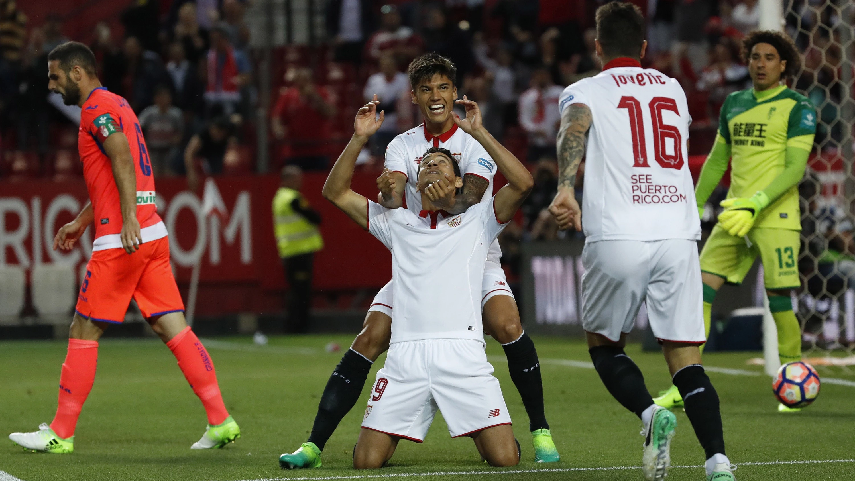 Ganso celebra junto a sus compañeros del Sevilla uno de sus goles ante el Granada