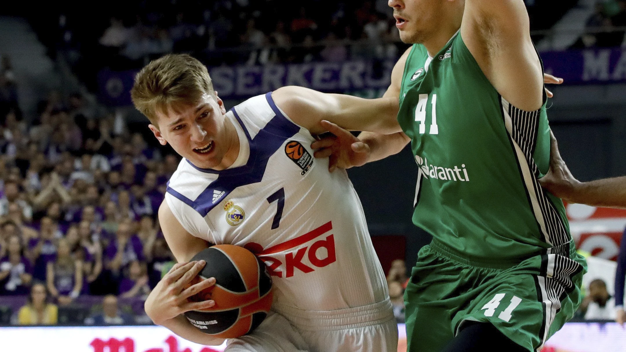 Luka Doncic intenta entrar a canasta