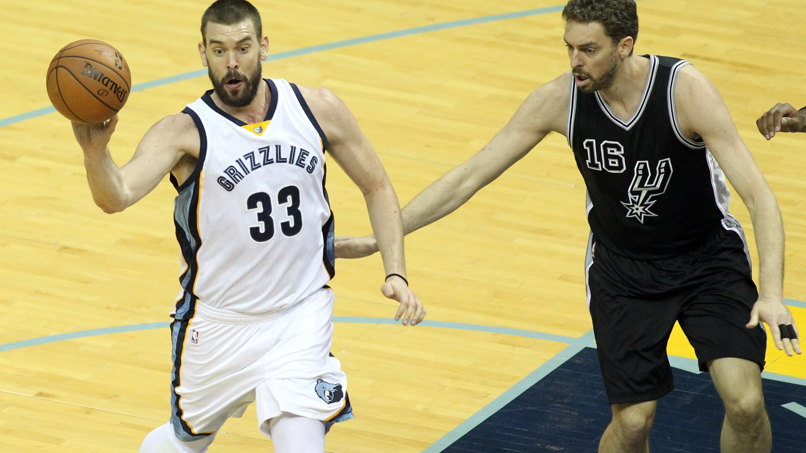 Marc Gasol, ante su hermano Pau 