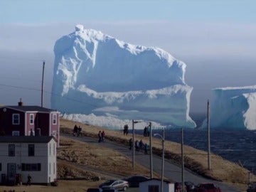Frame 17.300778 de: Un iceberg gigante sorprende a un pueblo de Canadá