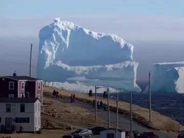 Frame 17.300778 de: Un iceberg gigante sorprende a un pueblo de Canadá Frame 17.300778 de: Un iceberg gigante sorprende a un pueblo de Canadá