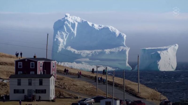 Un iceberg gigante sorprende a un pueblo de Canadá