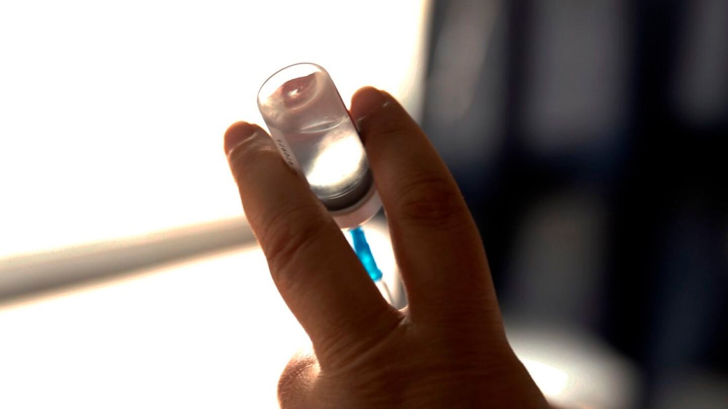 Una persona preparando un medicamento inyectado (Archivo)
