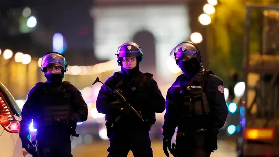 Oficiales de Policía en los Campos Elíseos de París Oficiales de Policía en los Campos Elíseos de París