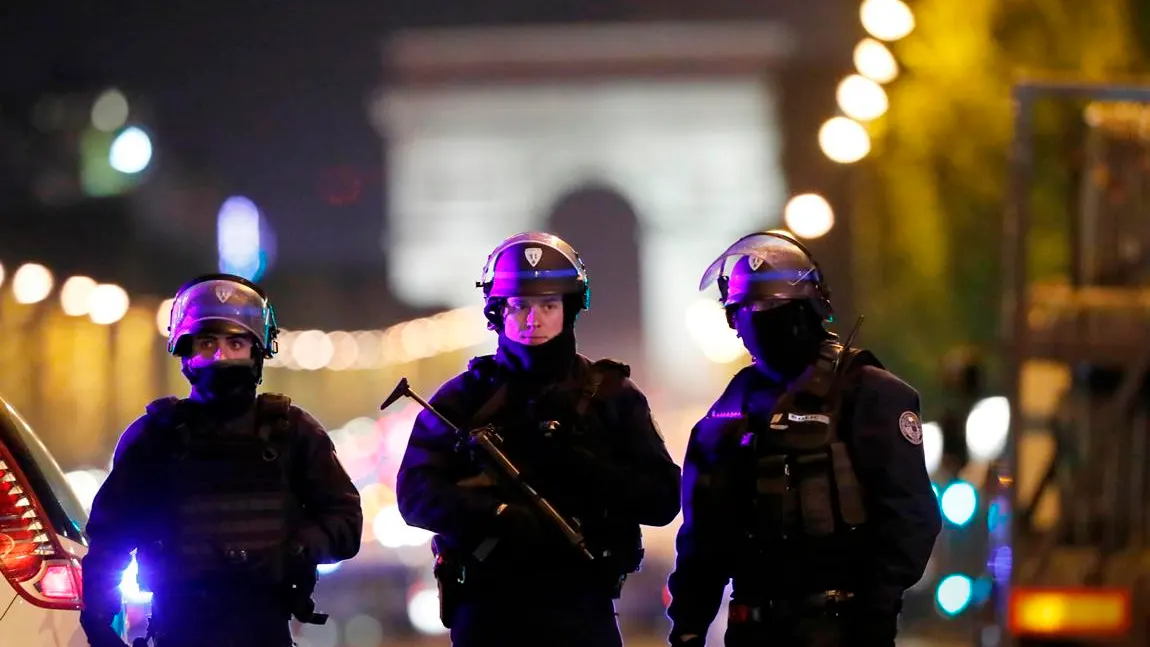 Oficiales de Policía en los Campos Elíseos de París