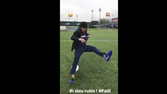 Neymar cae al suelo Neymar cae al suelo